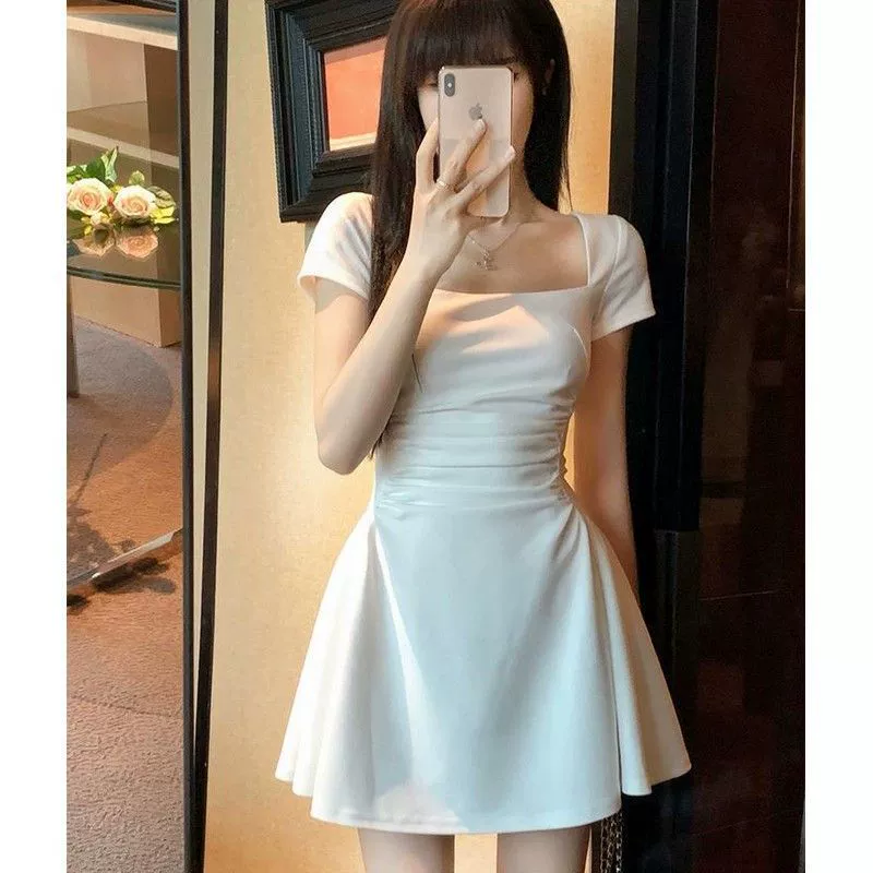 Французское нишевое белое платье для женщин, лето 2025, новое облегающее платье с завышенной талией, короткое белое платье.