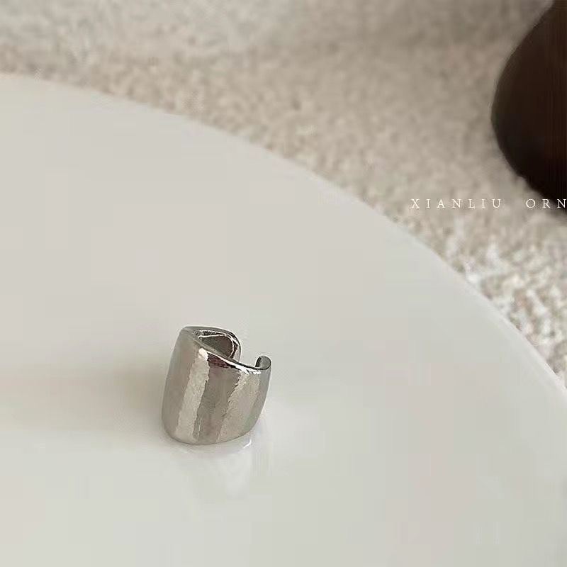 Clip de oreja de cara ancha hembra ins diseño de nicho de alta gama Estilo frío personalidad sin oreja clip de hueso hembra pendientes de todo fósforo