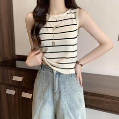 2024夏の短い丸首のニットは純色の中に底の小さいベストのtシャツを掛けて袖なしの上の服を合わせます。
