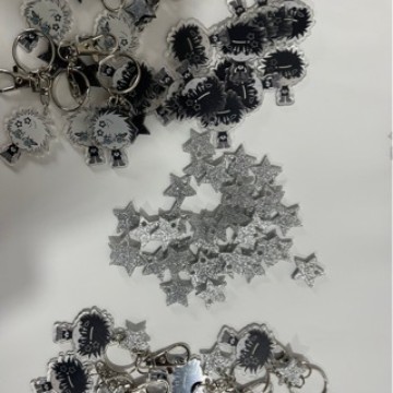 亚克力DIY挂件滴胶钥匙扣挂饰配件立牌LOGO标签周边标牌不干胶