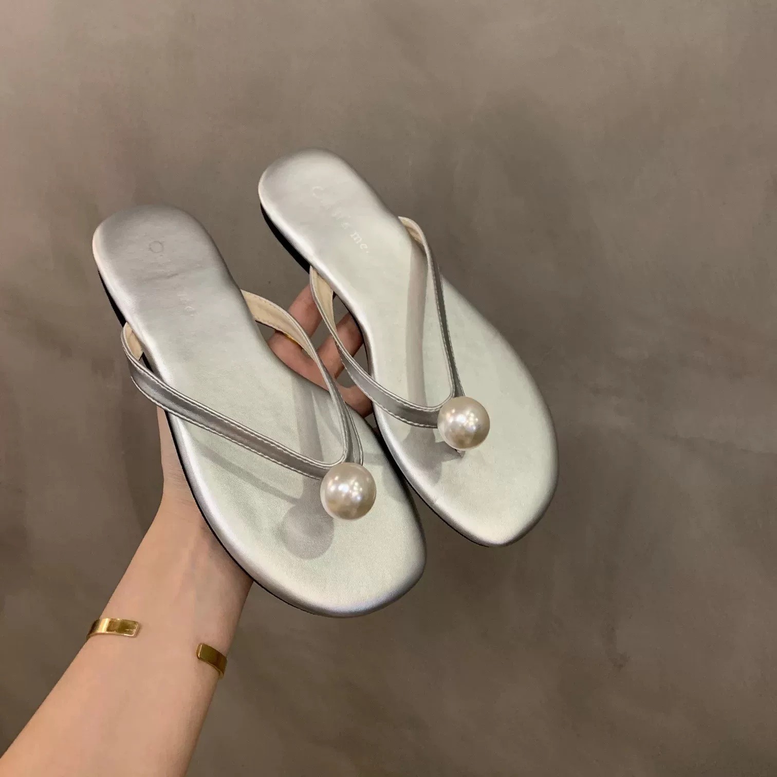Zapatillas francesas de zapatillas de mujer 2026 nuevas sandalias de playa de perlas de verano