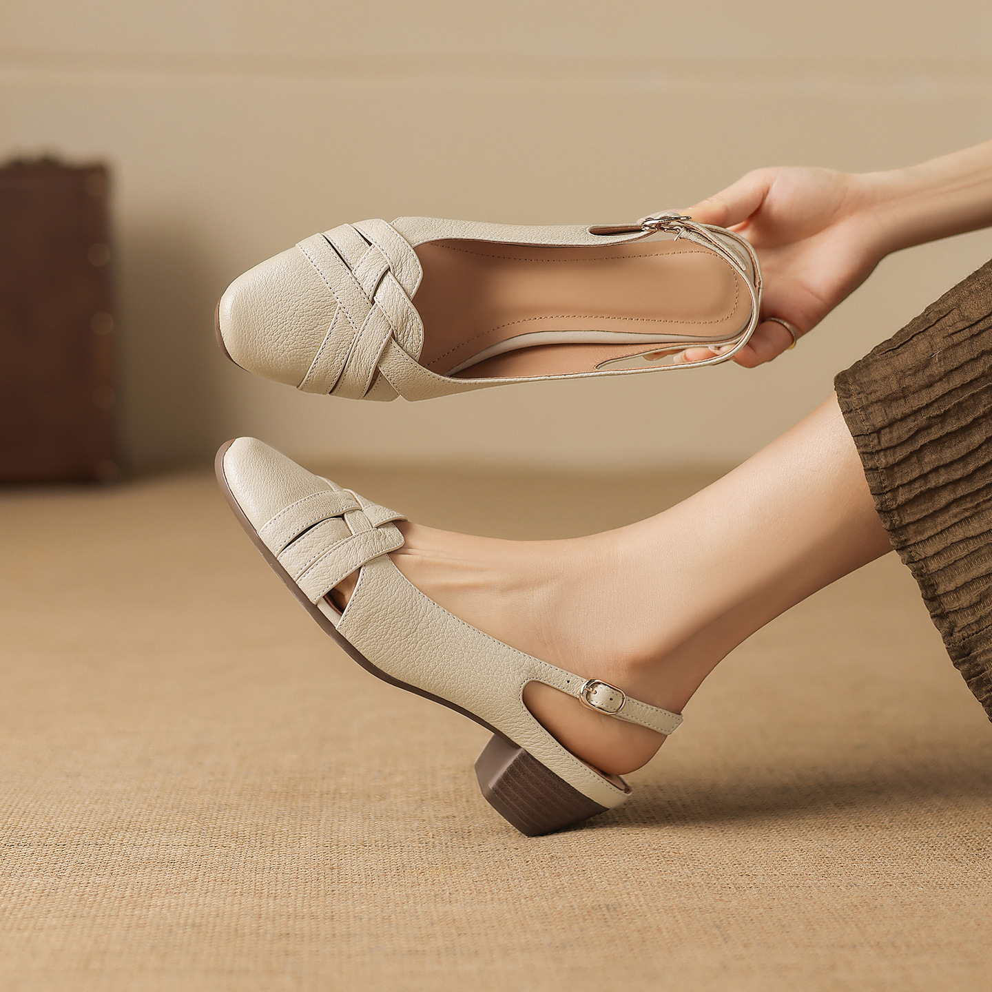 Sandal nữ mũi nhọn quai dệt gót thô 3.5 cm da cừu — Champagne màu