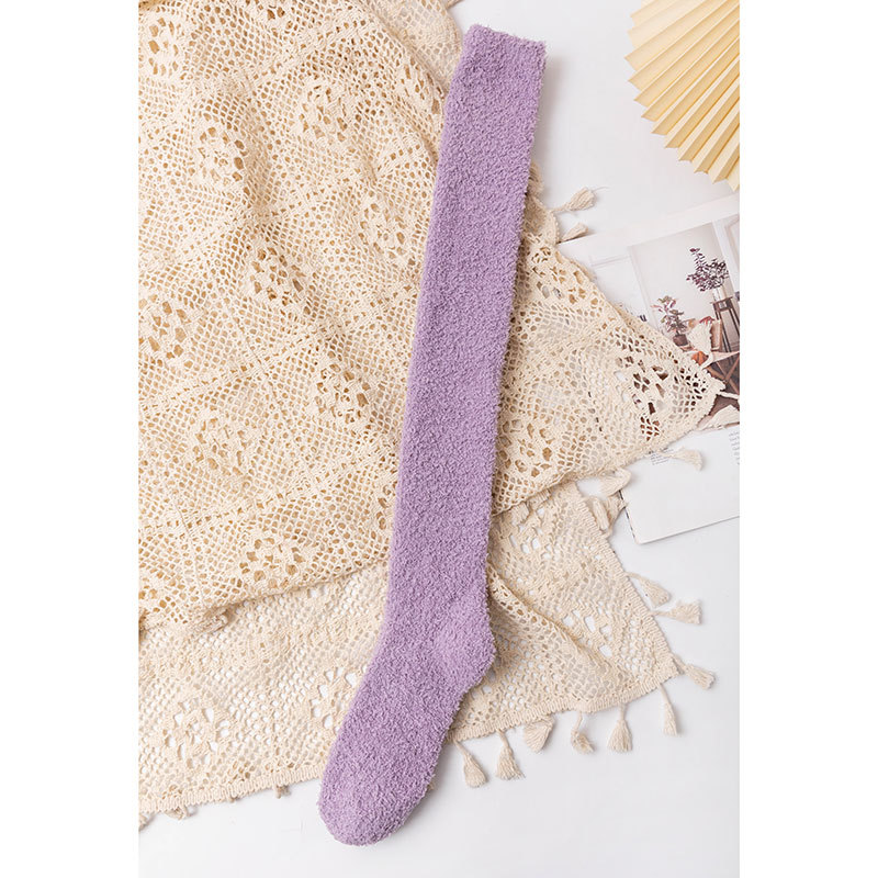 Medias de mujer sobre la rodilla calcetines altos cálido otoño e invierno Nuevos calcetines de terciopelo de coral de color sólido para mujer engrosados calcetines de dormir en casa