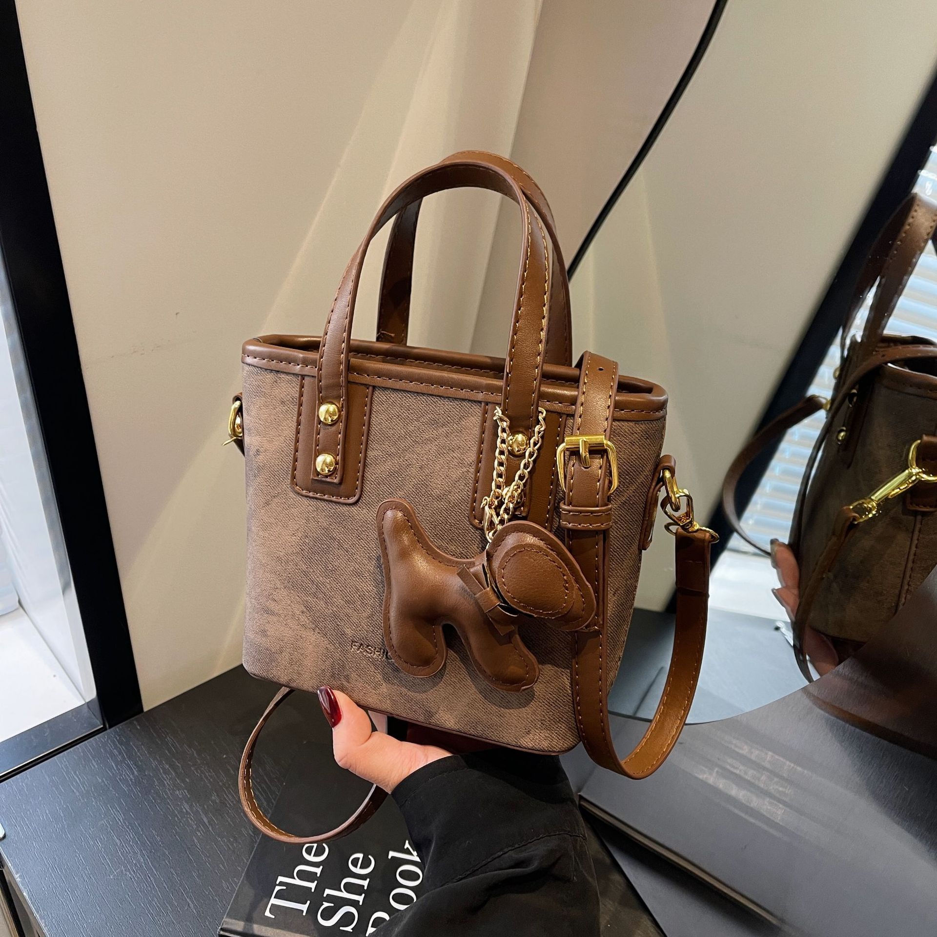 브라운 리본 펜던트