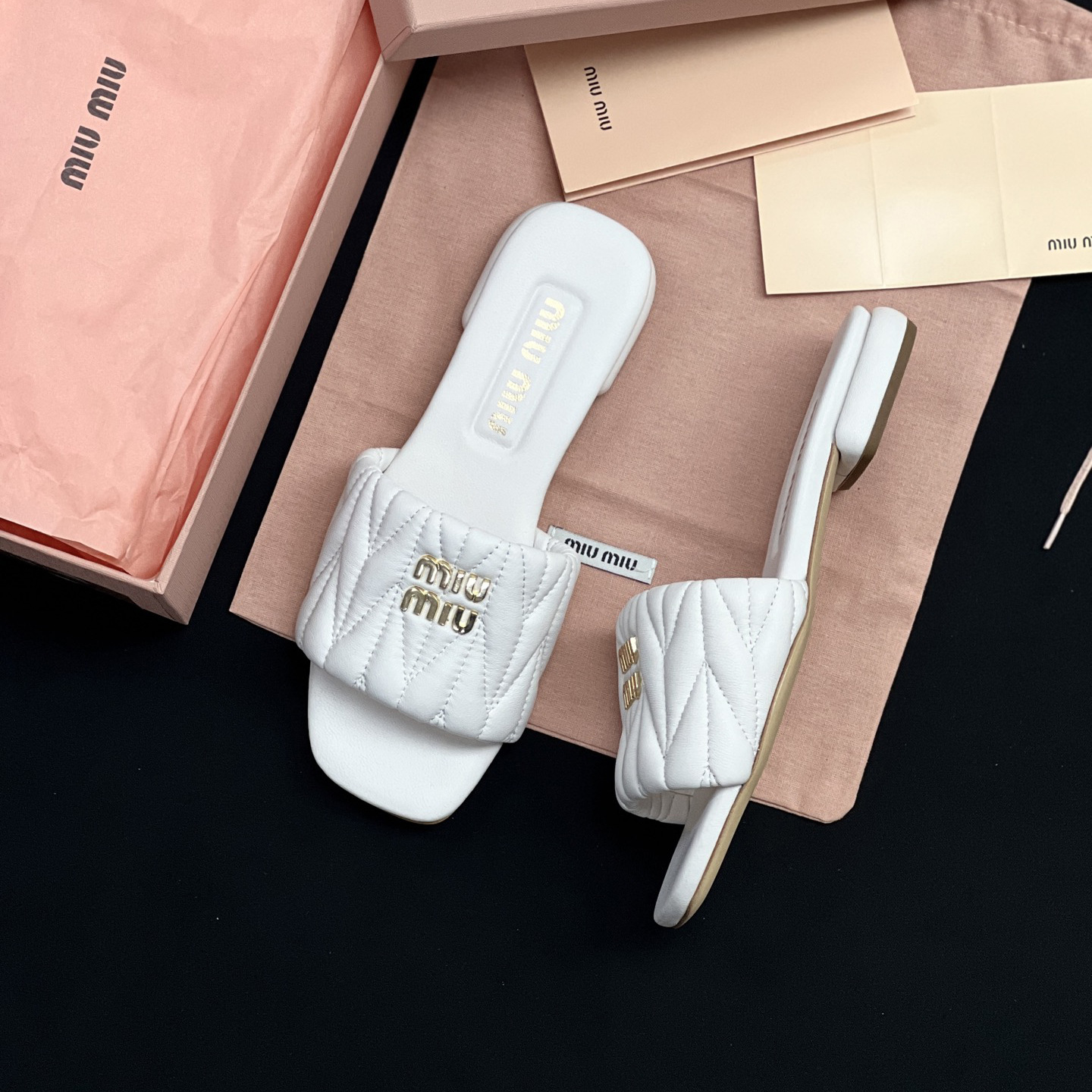 Los nuevos pliegues de cuero francés de Dongguan, zapatillas de un solo carácter con micro-estándar, sandalias casuales de tacón grueso, nuevo estilo de verano