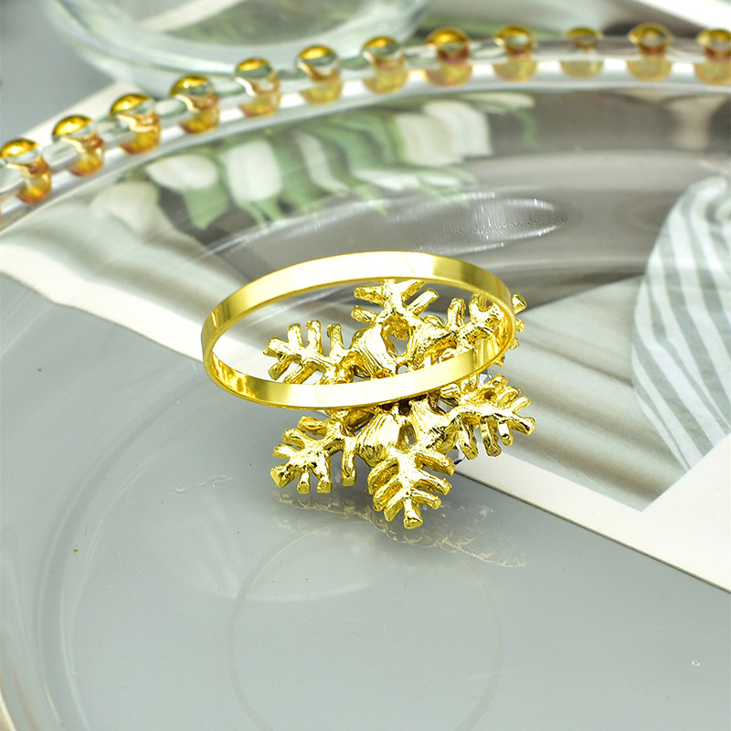 En stock nuevo exquisito Navidad copo de nieve servilleta hebilla aleación hueco servilleta anillo diamante joyería oro