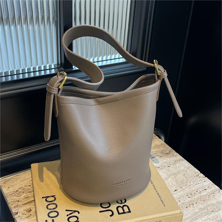 Nicho de diseño bolso casual damas primavera y verano 2024 nuevo estilo de moda mochila de transporte de alta calidad bolso de cubo de textura