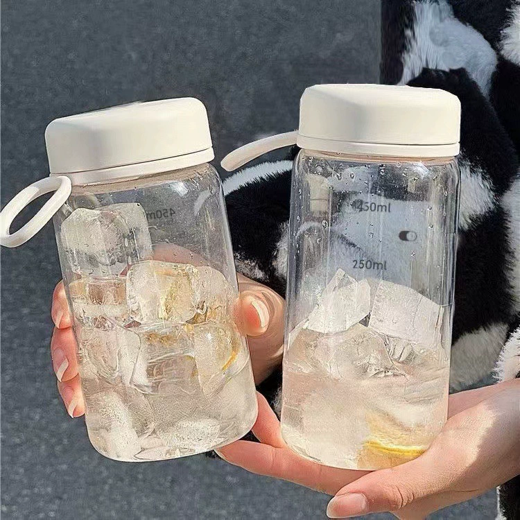 Чашка с водой портативная девушка о пластиковой чашке с чайной перегородкой