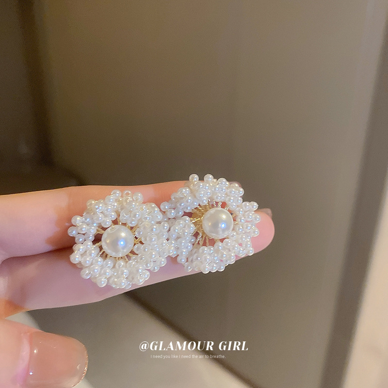 Pendientes de perlas artificiales de mariposa de aguja de plata Pendientes de todo fósforo de nicho retro femenino Pendientes de temperamento de moda Lujo ligero de alta gama