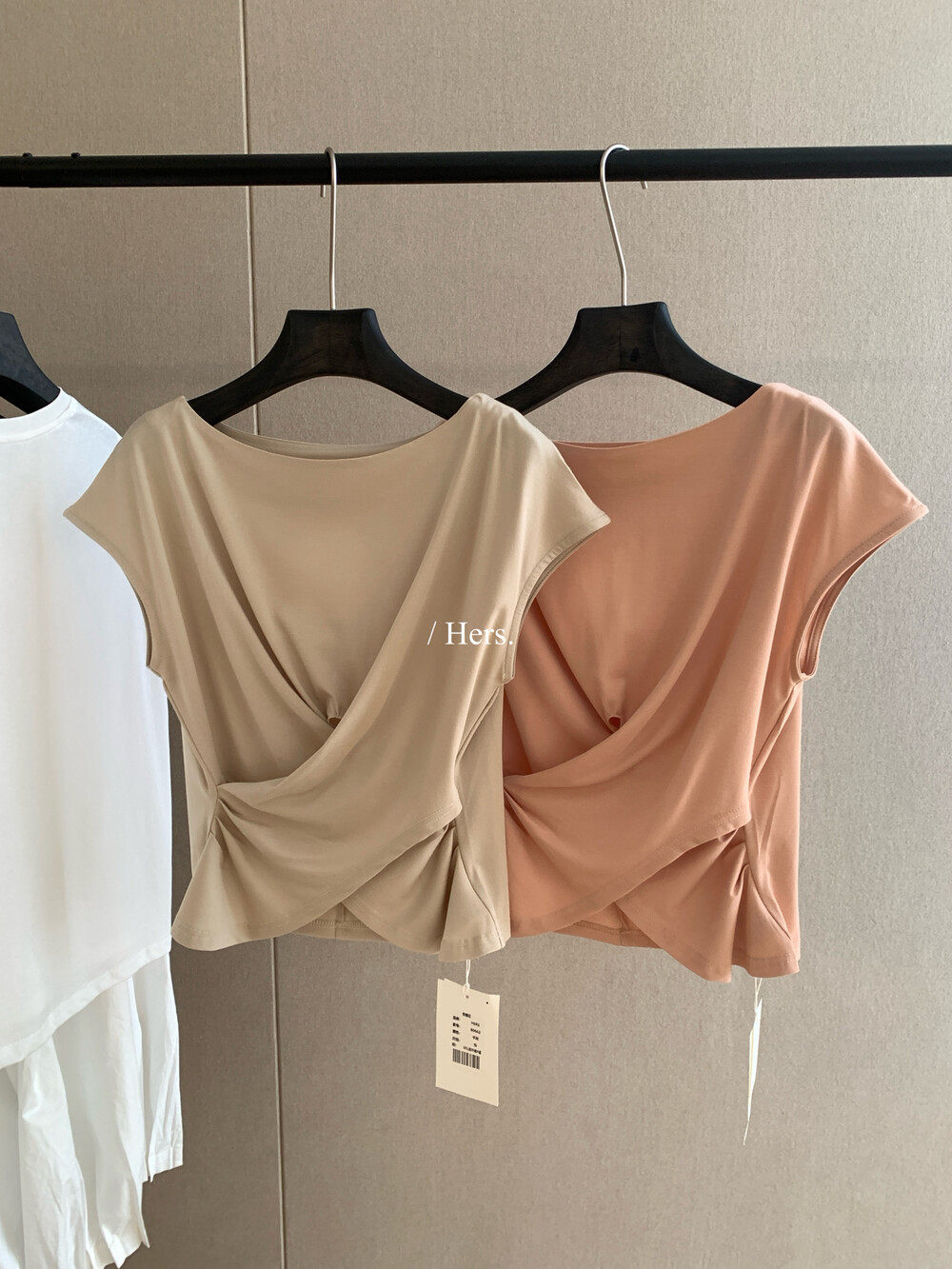 Áo thun nữ tay ngắn cổ tròn phong cách Hàn Quốc, thiết kế lưng xẻ khoét lệch — màu đen, Xám khói, trắng ngà, màu hồng chi tiết 9
