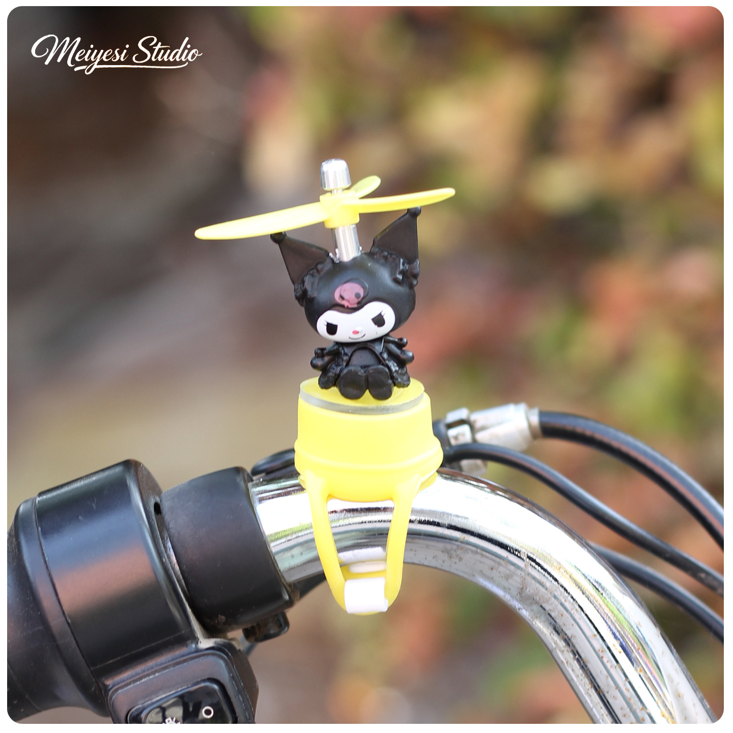 Cute molino de viento bicicleta coche de batería decoración accesorios para automóviles eléctricos muñecas de motocicleta muñecas decoración colgante