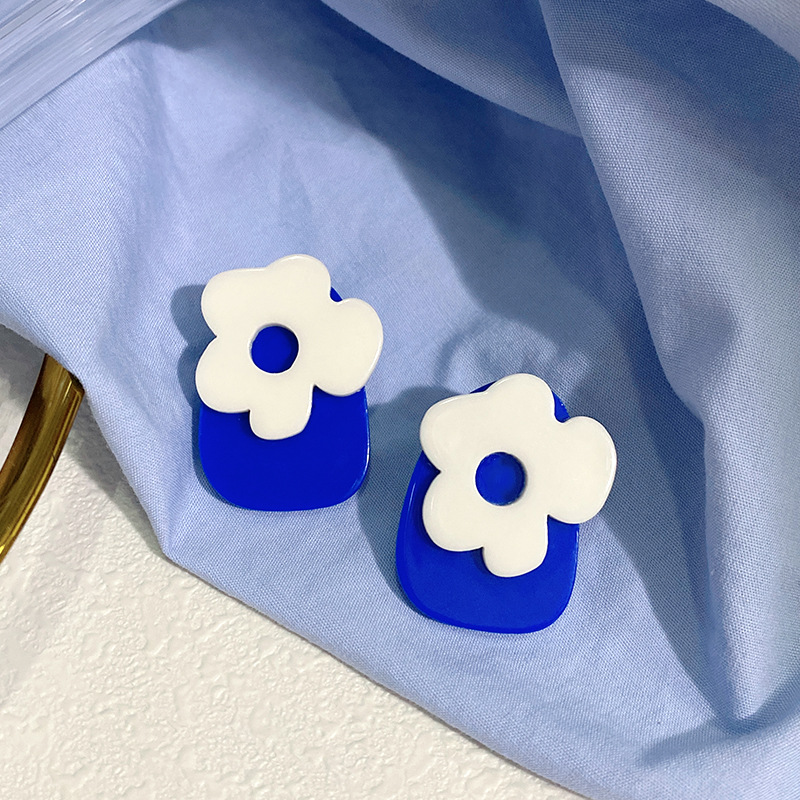 Blue White Small Flower Stud Earrings Wholesale Nihaojewelry display picture 3