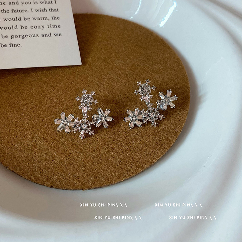 フランス式の清冷感の銀色の金属のイヤリングの真珠のドリルのフリンジデザイン感の耳飾りのファッションの高い顔の値の女性の耳飾り