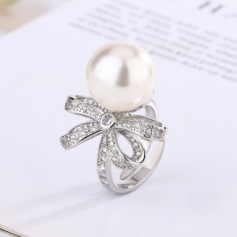 2024 Shengsheng Jewelry Nuevo fondo de cobre chapado en oro con incrustaciones de perlas retro arco anillo mujer 14mm