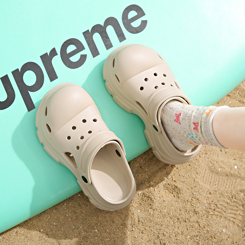 Tendencia de verano estilo caliente cabeza grande zapatos con agujeros de suela gruesa pareja antideslizante, resistente al desgaste, suela suave, sentido de la caca, zapatillas Baotou de moda