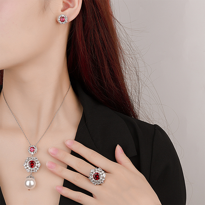 El otoño y el invierno Nueva Zhuang Sheng joyería de cobre inferior chapado en oro de simulación de corindón rojo temperamento redondo luz traje de lujo femenino 10mm7m