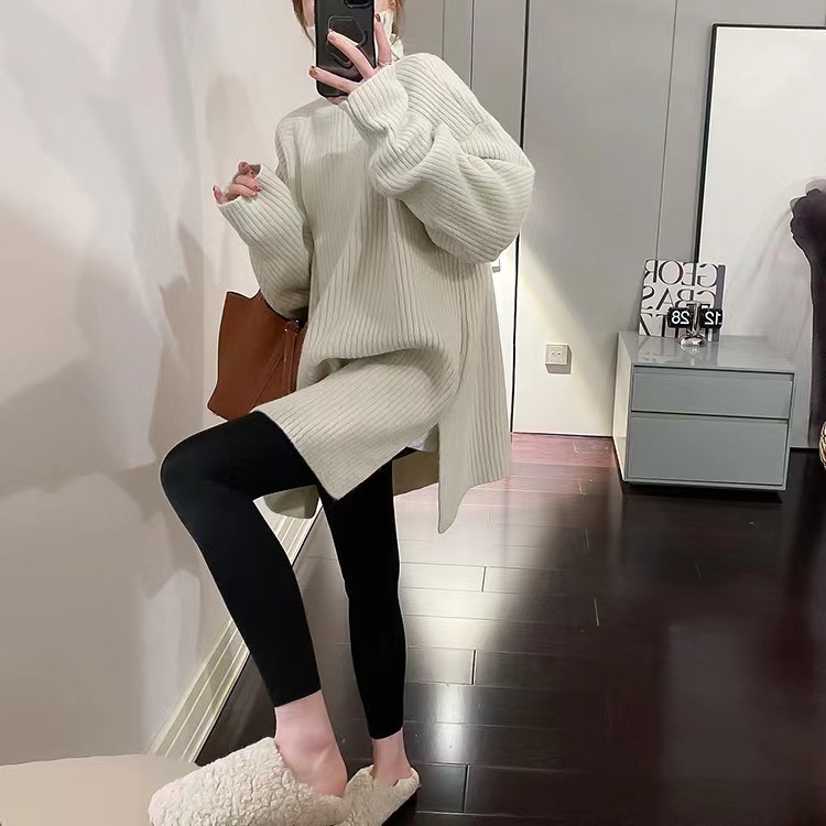 나른한 느낌의 디자인감 트임 커버 스웨터녀 2025 가을/겨울 터틀넥 루즈핏