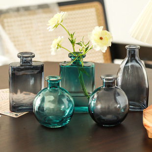 ins�L��ɫ������ƿ����A��С�ڏ��r���廨ƿƽ��ˮ�B�Gֲ���l