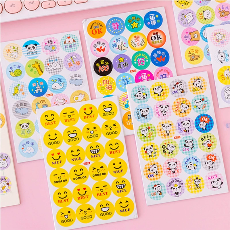 Учащиеся начальной школы в детском саду вознаграждают мультяшные наклейки