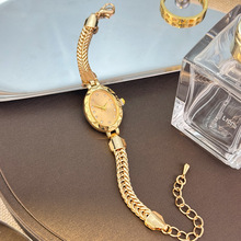 �¿�E�A�羳С�ɏ͹�Ůʿ�ֱ����{��������r�����ʯӢ��С���