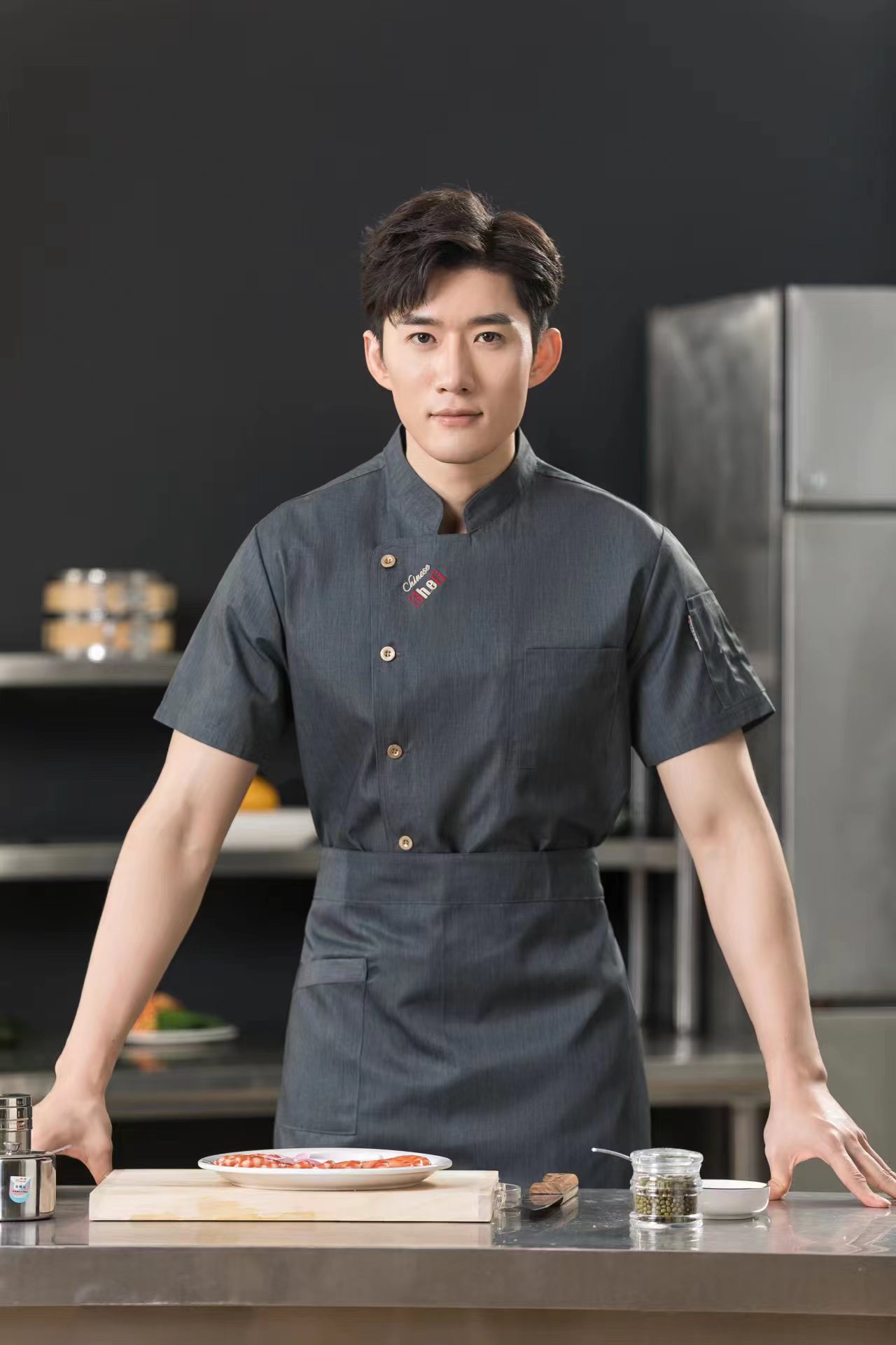 Uniforme de Chef de Manga Corta para Verano, Ropa de Trabajo para Catering, Hotel, Restaurante, Cocina, Cantina, Repostería, Transpirable, Personalizable con Impresión.