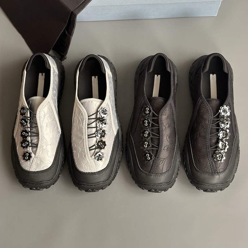 北欧丹麦缎面运动鞋女花朵排扣包头休闲鞋舒适透气防滑耐磨户外鞋