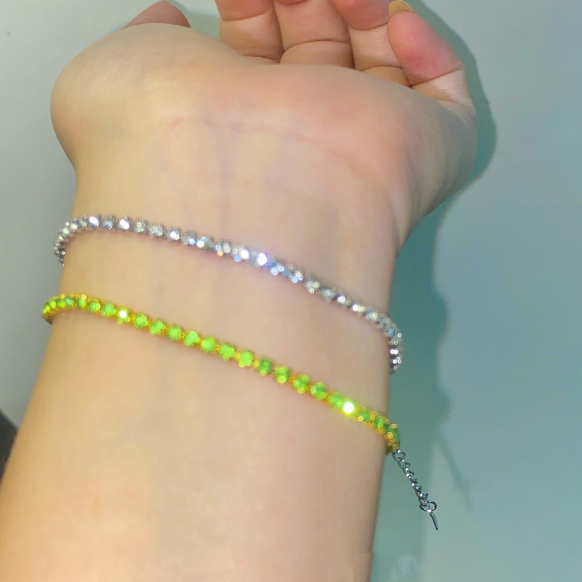 Bracciale da donna con diamanti e zirconi bianchi e verdi ultra fini, leggero, di alta qualità, impilabile, con diamanti flash_voghion.com