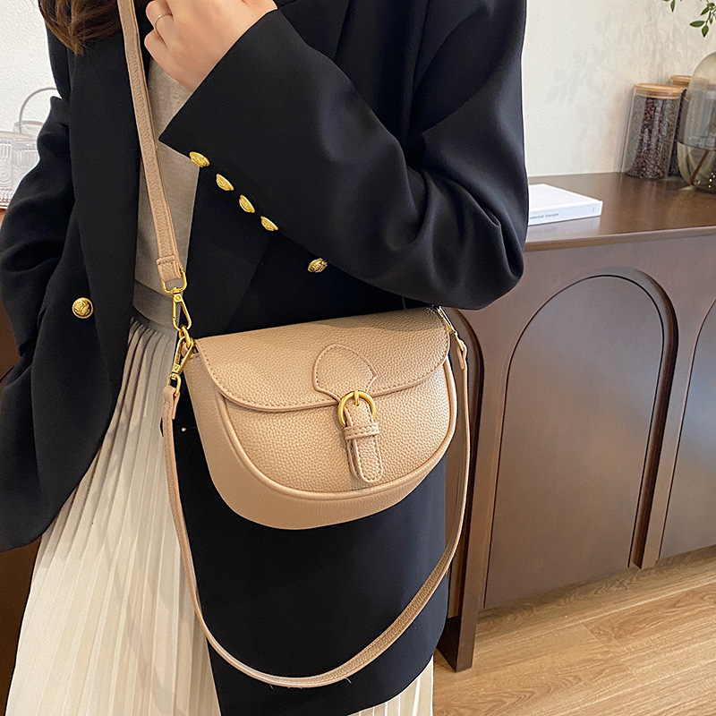Women's Medium Pu Leather Solid Color Vintage Style Classic Style Sewing Thread Oval Magnetic Buckle Shoulder Bag display picture 13