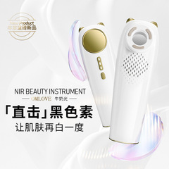 ミルク光美容器の顔の薄いぶちが色あせています。