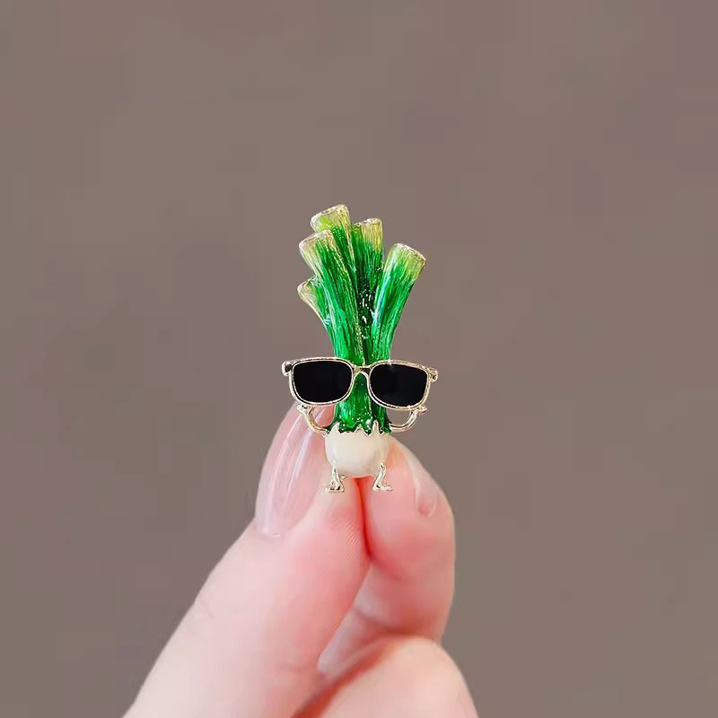 趣味のおかしなメガネのネギのブローチの女性の漫画のかわいいデザイン感の胸の花のアイデアの野菜のピンのスーツの装飾|undefined