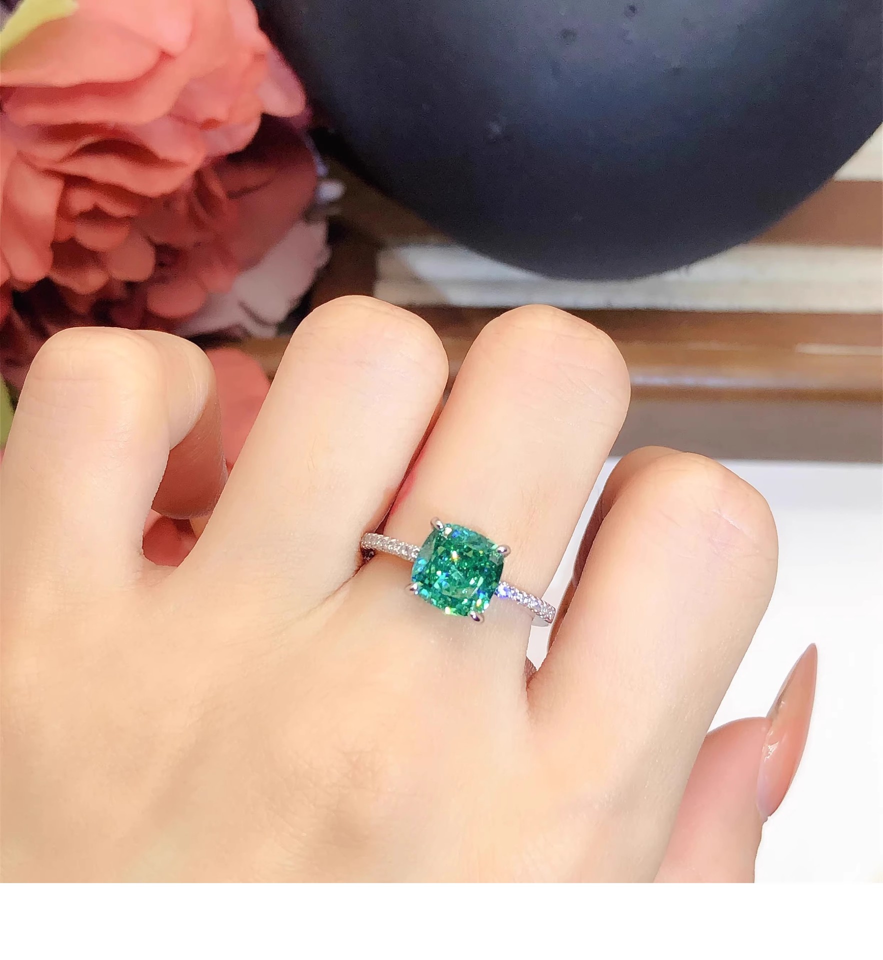 Set ketting met prinses hanger en eenvoudige emerald ring_voghion.com