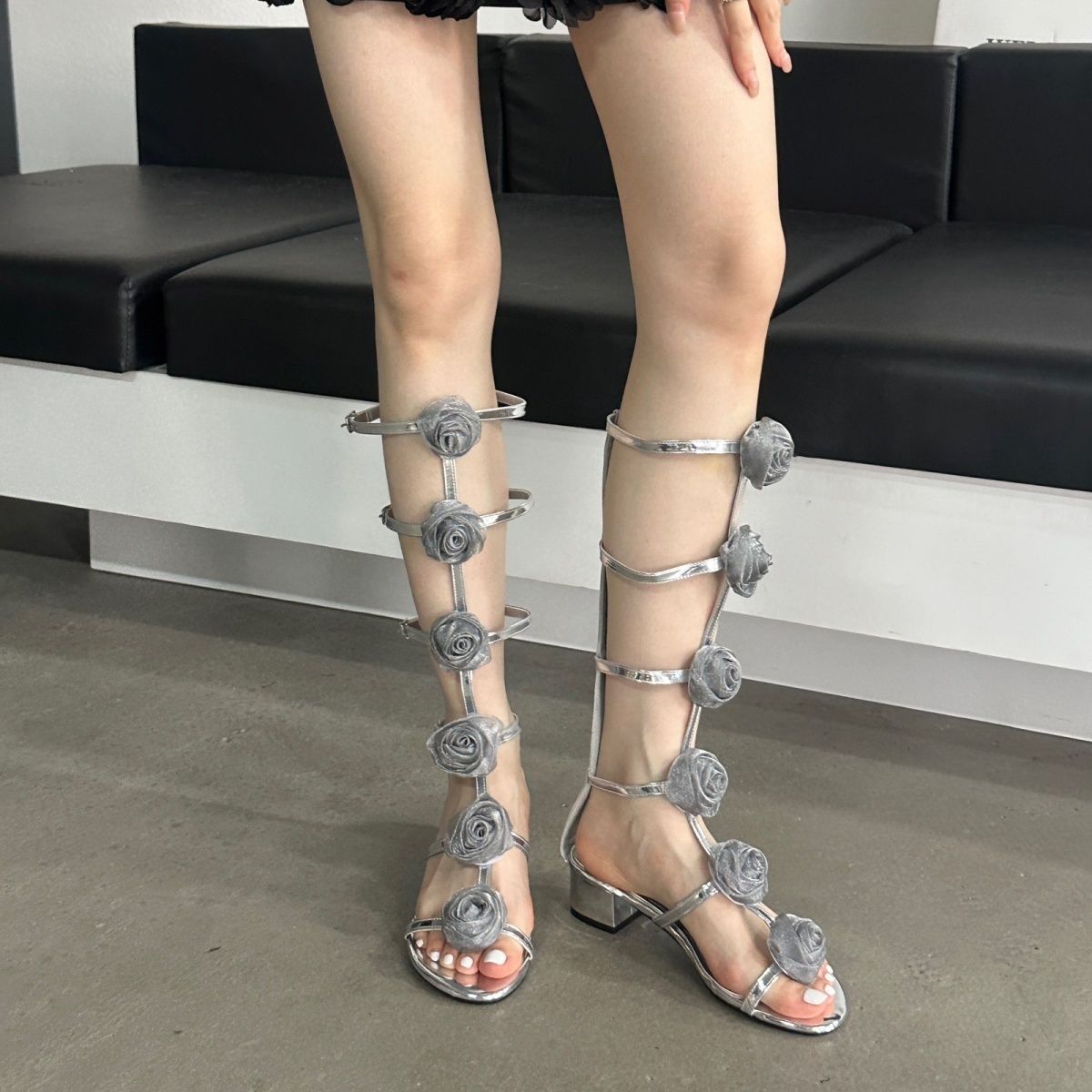 2025新款罗马高筒粗跟凉鞋玫瑰花一字带镂空女鞋时尚百搭后拉