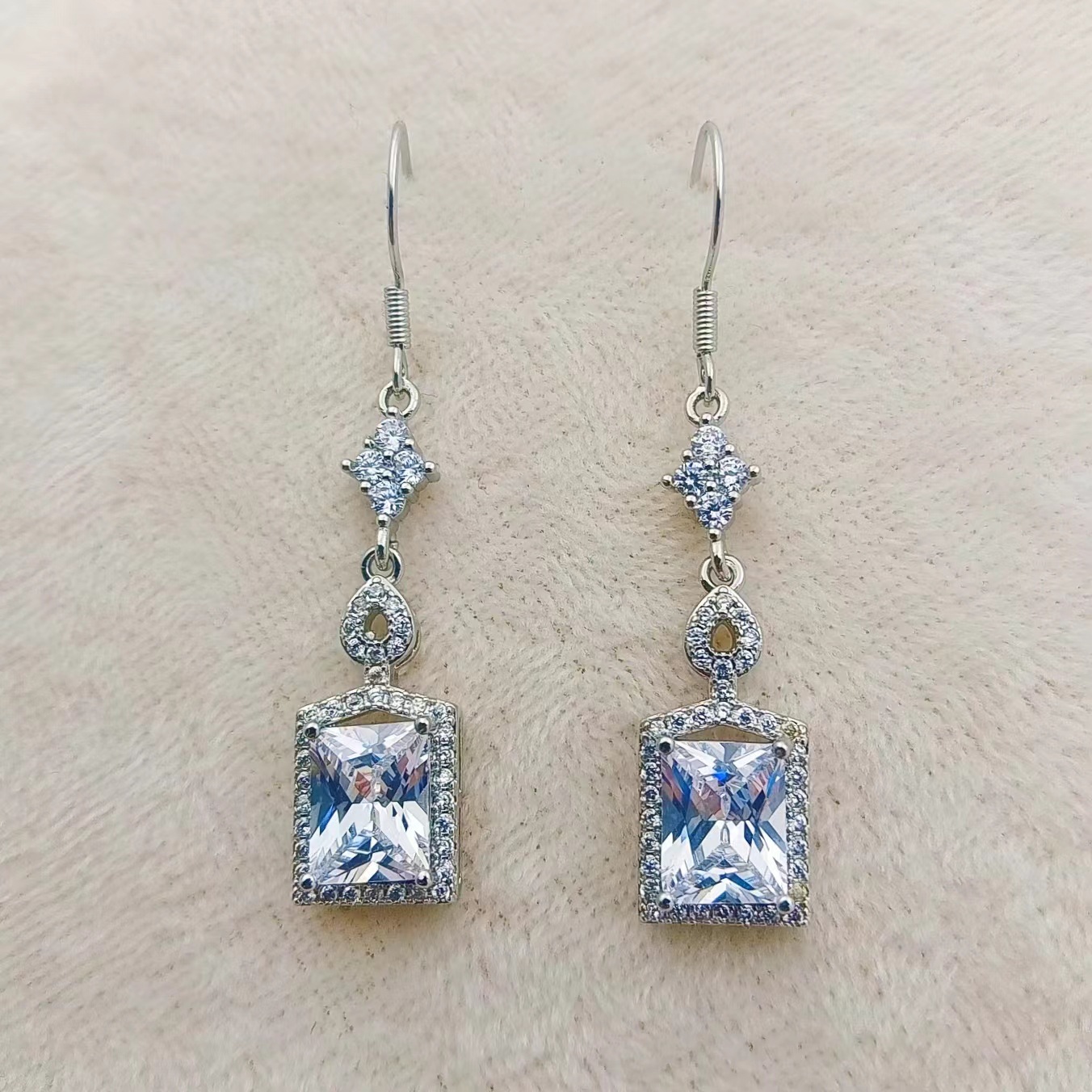 흰색 향수병 귀걸이