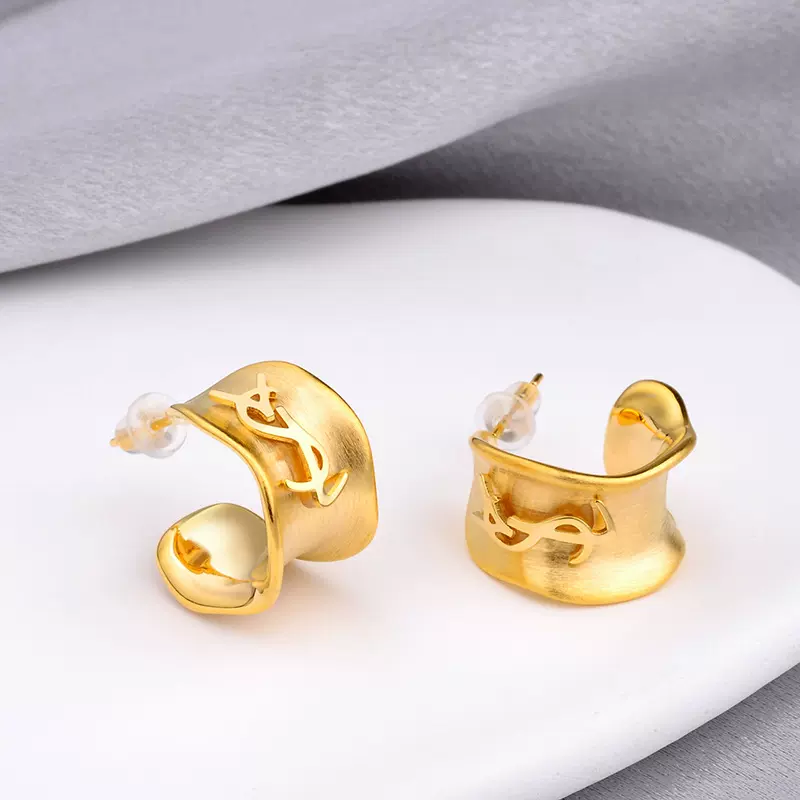 新款欧美复古金属耳钉拉丝字母个性耳圈小众设计高级感轻奢耳饰女