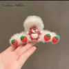 Белый плюшевый зажим «клубничный мишка»