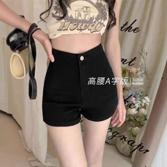黒いデニムのショートパンツの女性2025夏の新型ハイウエストで痩せています。