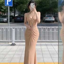 【原版➕配饰】性感挂脖露肩收腰褶皱连衣裙女2026新款绝美漂亮掐