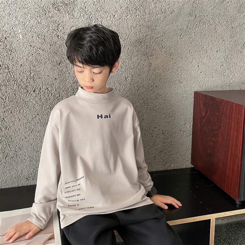 Camisa de fondo de estilo occidental para niños 2023 Otoño e Invierno nuevos niños estilo coreano Camiseta de manga larga para niños de terciopelo medio y niños grandes