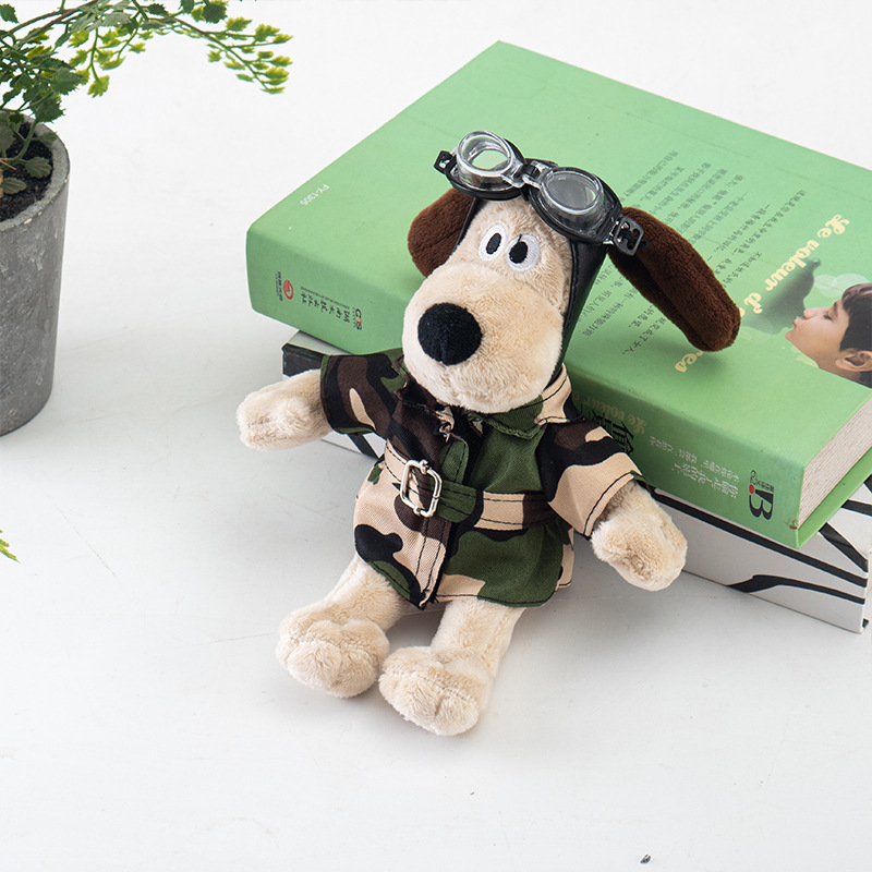 Большая собака-вожак в военной форме