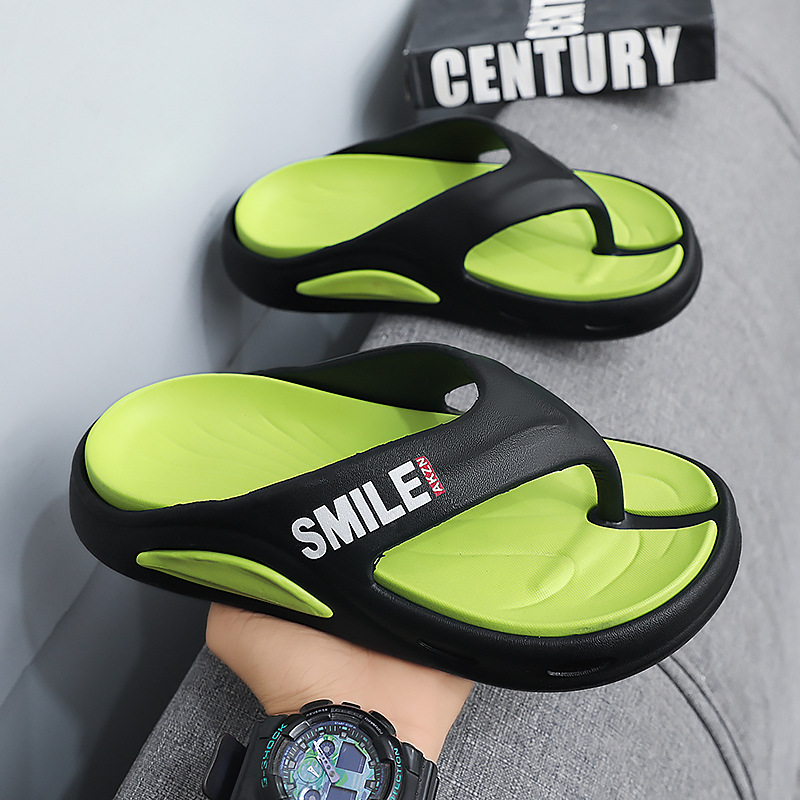 En nombre del nuevo estilo de verano, chanclas de moda para hombres, antideslizantes para interiores, sandalias y zapatillas de playa