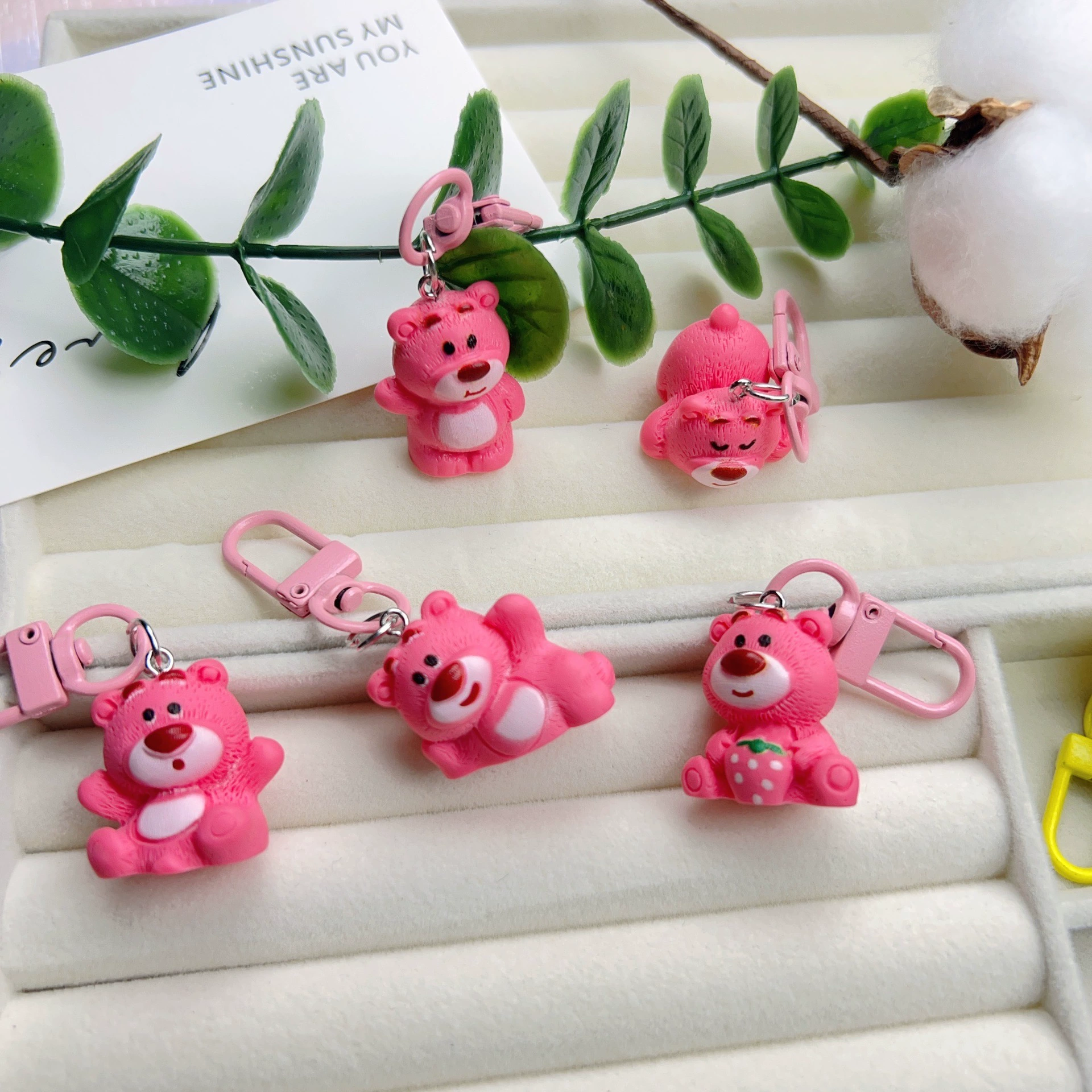 Мультяшный креативный брелок для ключей с клубничным медведем, подвеска для автомобиля, милая пара, подвеска для сумки, брелок для ключей, небольшой подарок, оптовая продажа