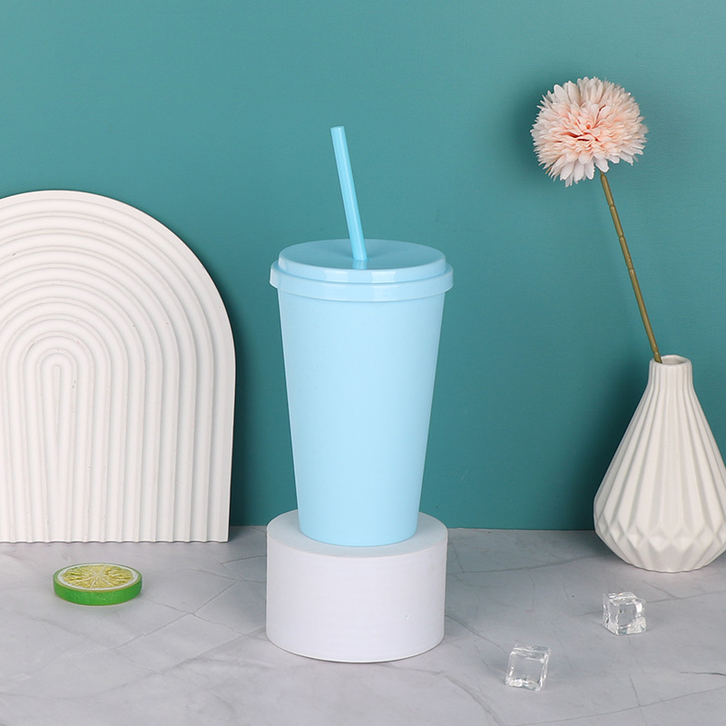 Caramelo transfronterizo red de color rojo ventas calientes sin borde taza de paja de plástico americano con tapa taza de paja taza de agua mayorista