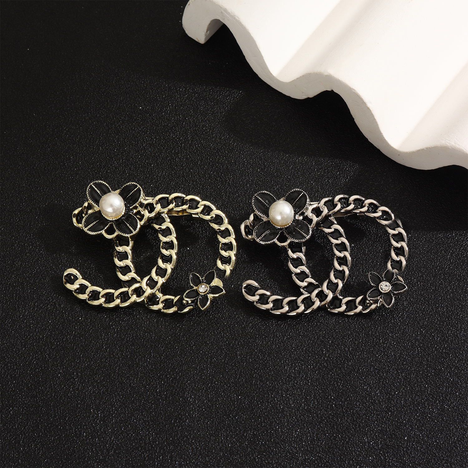 Xiaoxiang Double C Painted Version High-Quality Brooch Flower Pendant Letter Pearl Pin High-End Clothing Collar Pin Accessories