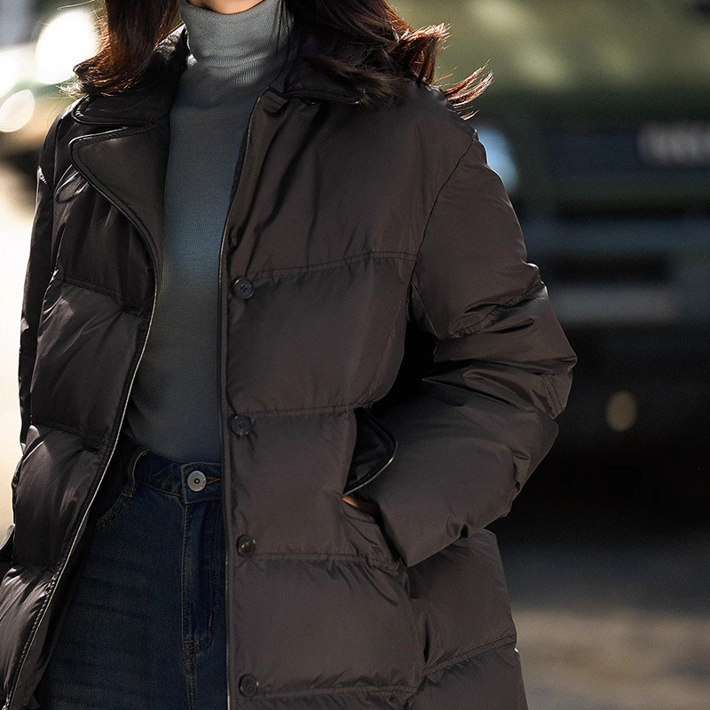 シュークリームのガチョウのベルベットの服の95白のガチョウのベルベットの腰のダウンジャケットの襟の短いコートの平湖の婦人服の新型の冬の女性のモデル