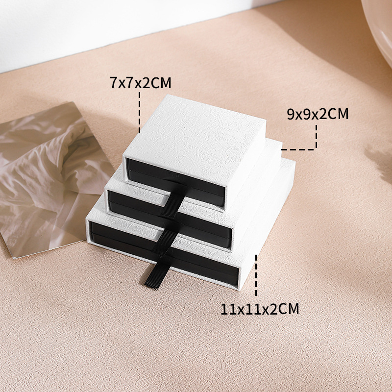 White wood engraved pattern (built-in black suspension box; 7*7*2cm (inner box size)