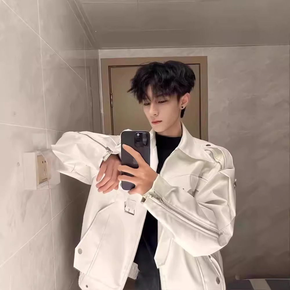 ragazzo in pelle alla moda per uomo, stile di strada europeo e americano autunnale, design di nicchia per moto J, pantaloncini di marca alla moda_voghion.com