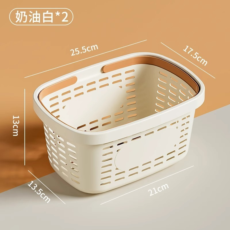 お風呂のかごを手に持って、プラスチックトイレのお風呂の洗面用品を持って、水を入れてかごを入れます。|undefined