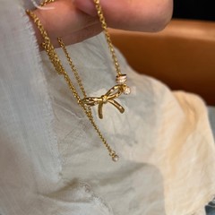 Xiaohongshuの人気の甘い輝くダイヤモンドのリボンペンダントネックレス、パーソナライズされたハイエンドで多用途な鎖骨チェーン、ドロップシッピング