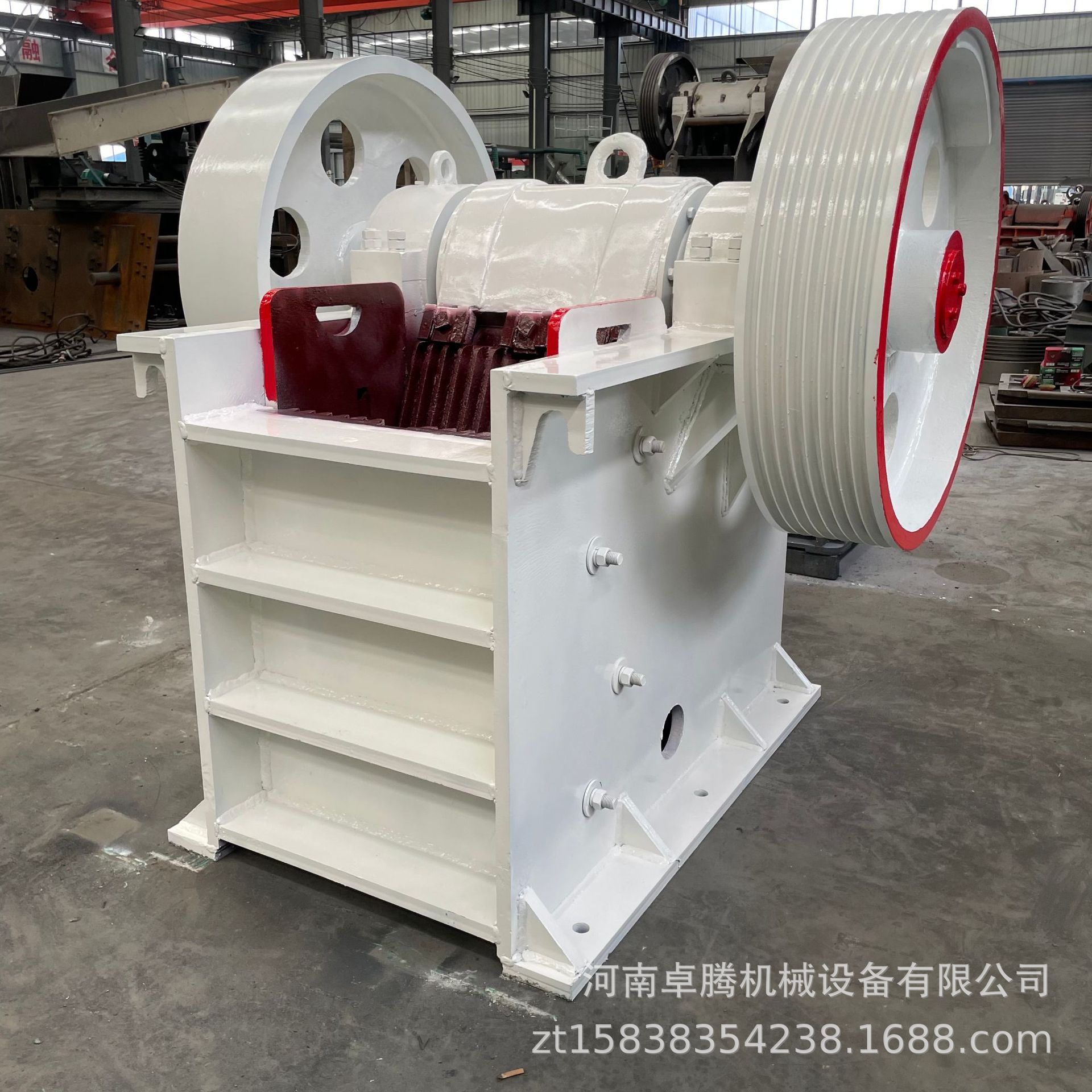 大型砂岩碎石块鄂式破碎机铁矿石破碎机移动式粉碎机边角料破石机