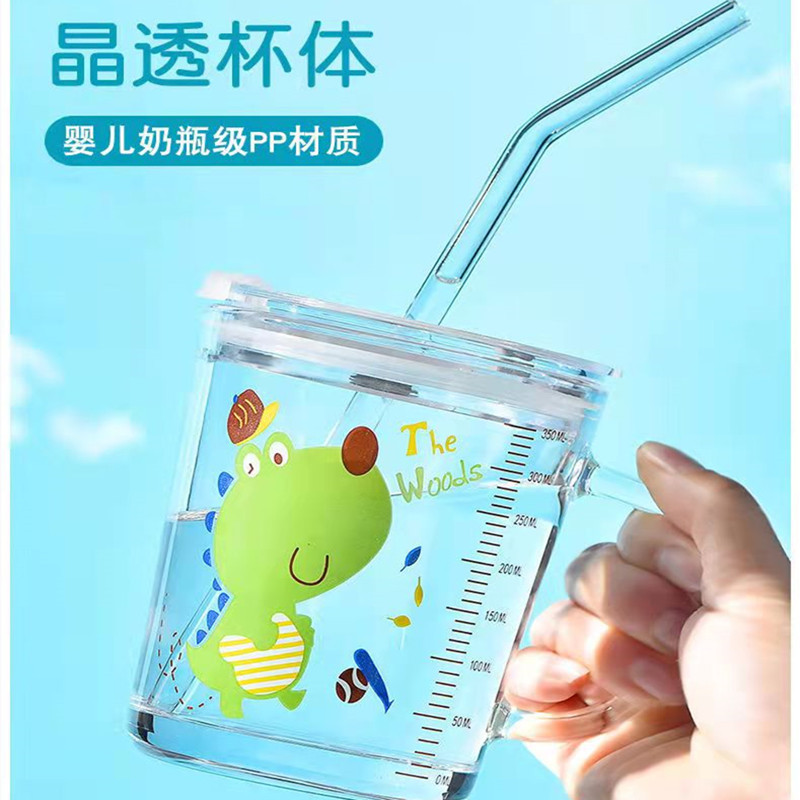 Taza de agua de vidrio Linda Impresión de dibujos animados escala doméstica para niños Taza de leche resistente a la caída con tapa en stock Taza de paja al por mayor